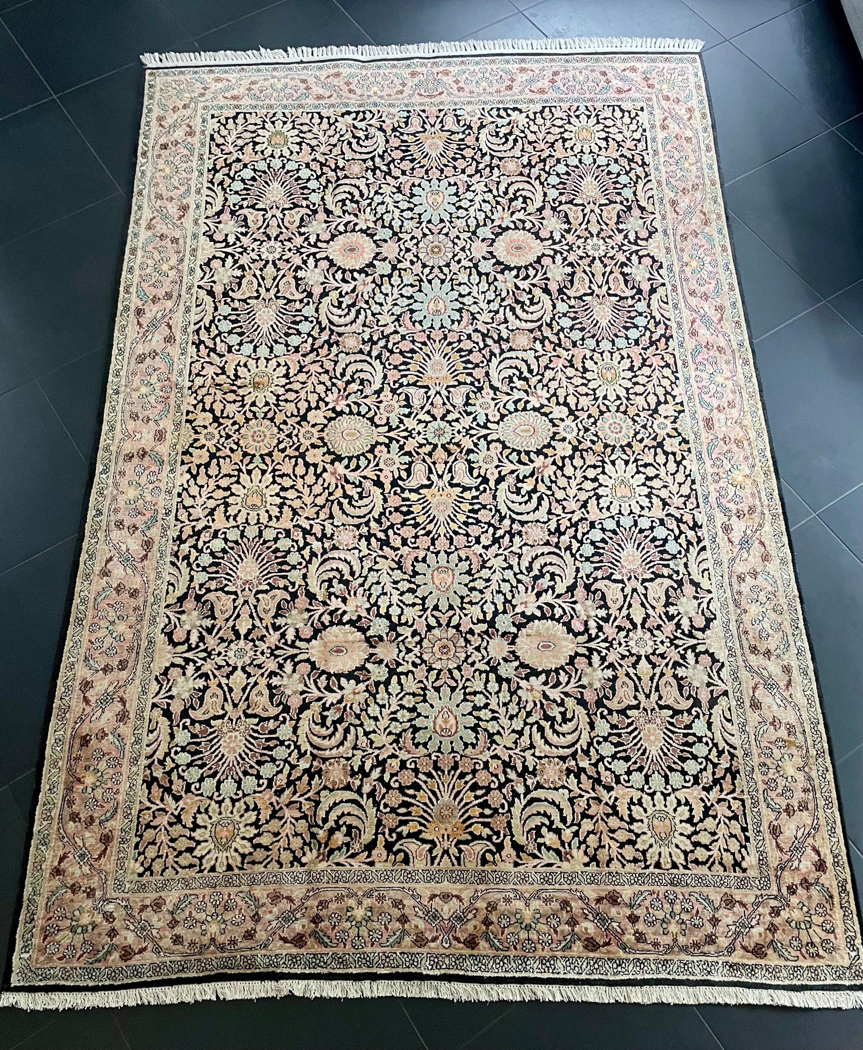 Kashmir Silk Rug 280 × 180 cm
