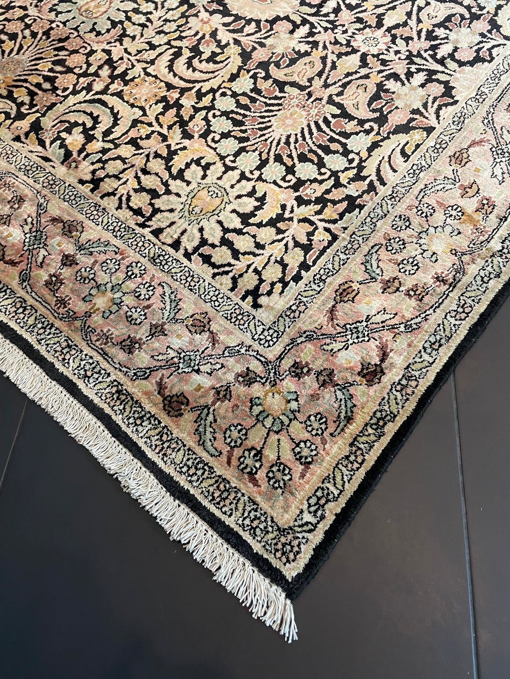 Kashmir Silk Rug 280 × 180 cm