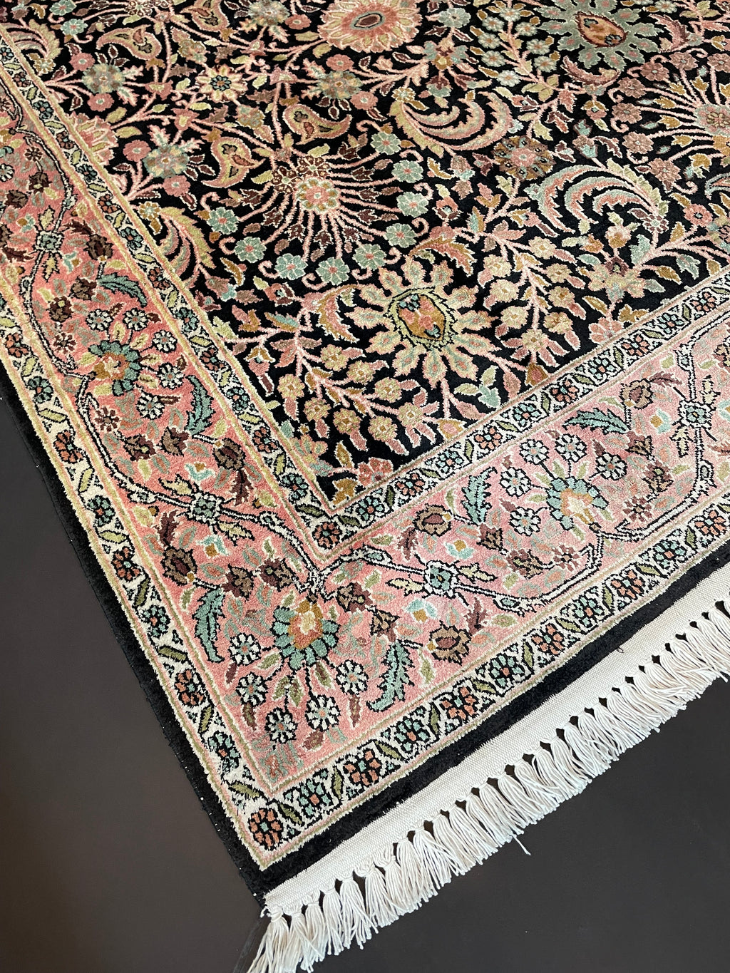 Kashmir Silk Rug 280 × 180 cm