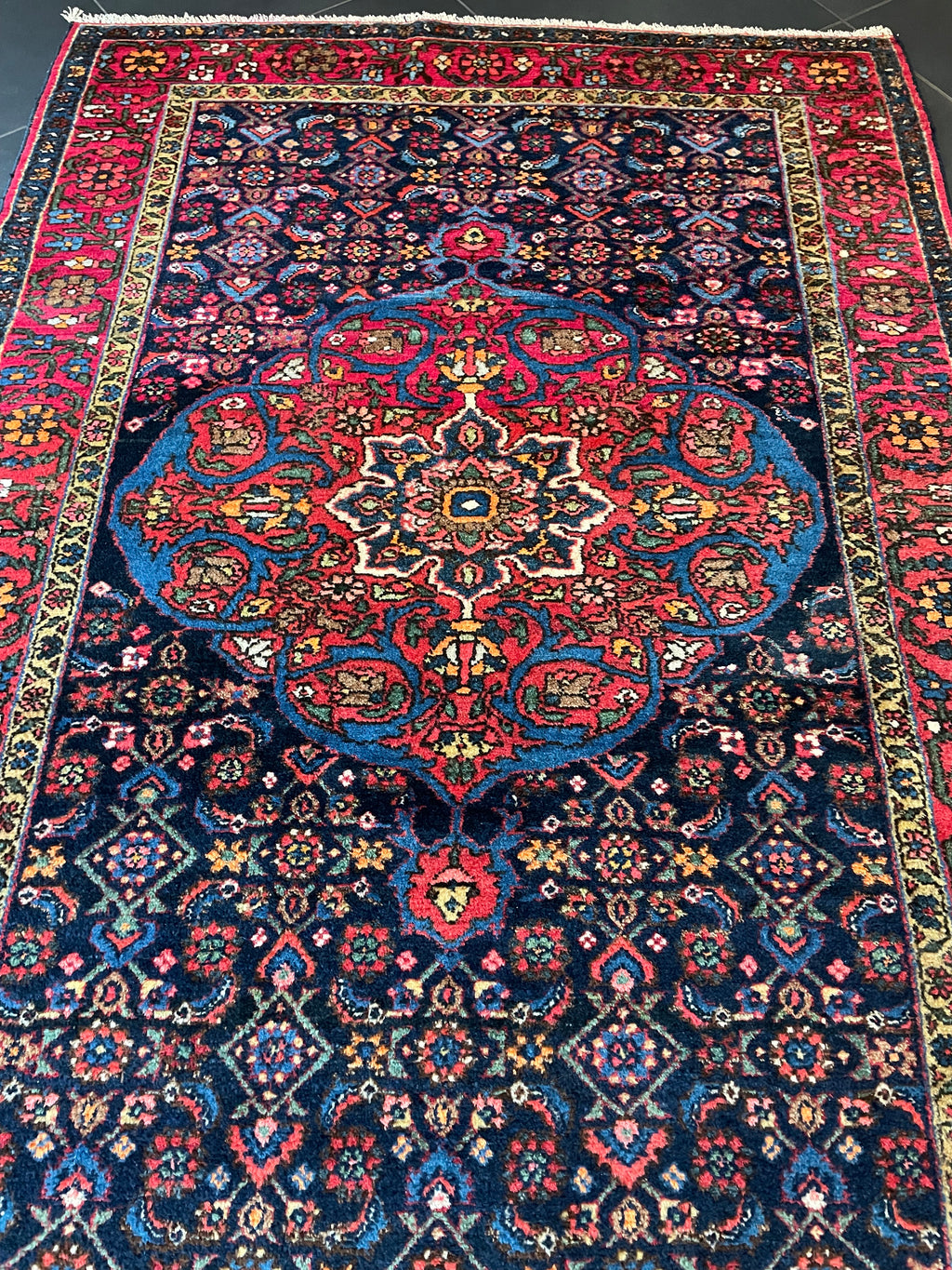 Bakhtiari Rug 195 × 136 cm