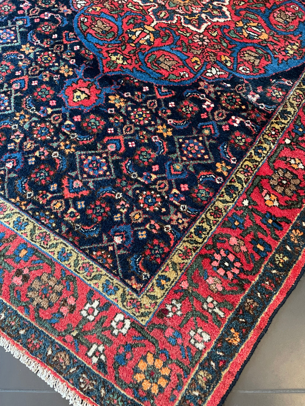 Bakhtiari Rug 195 × 136 cm