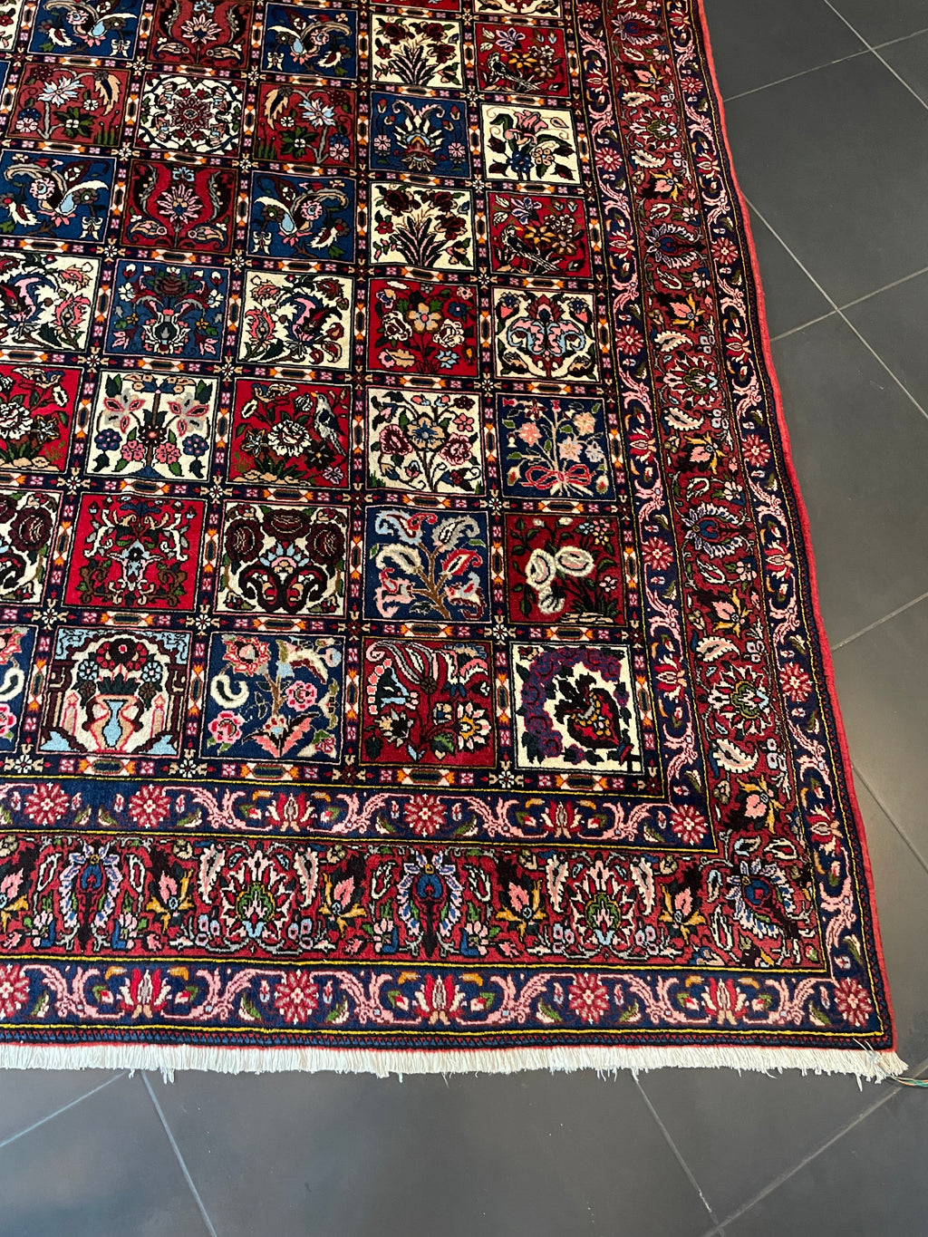 Bakhtiari Rug 300 × 200 cm