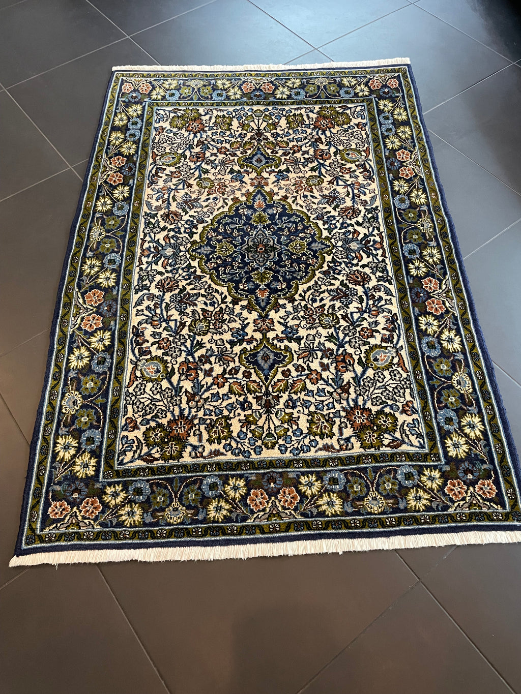 Kashan Rug 162 × 108 cm