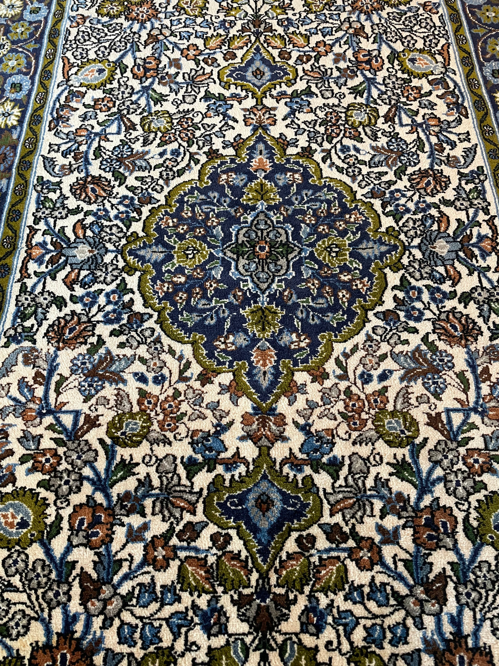 Kashan Rug 162 × 108 cm
