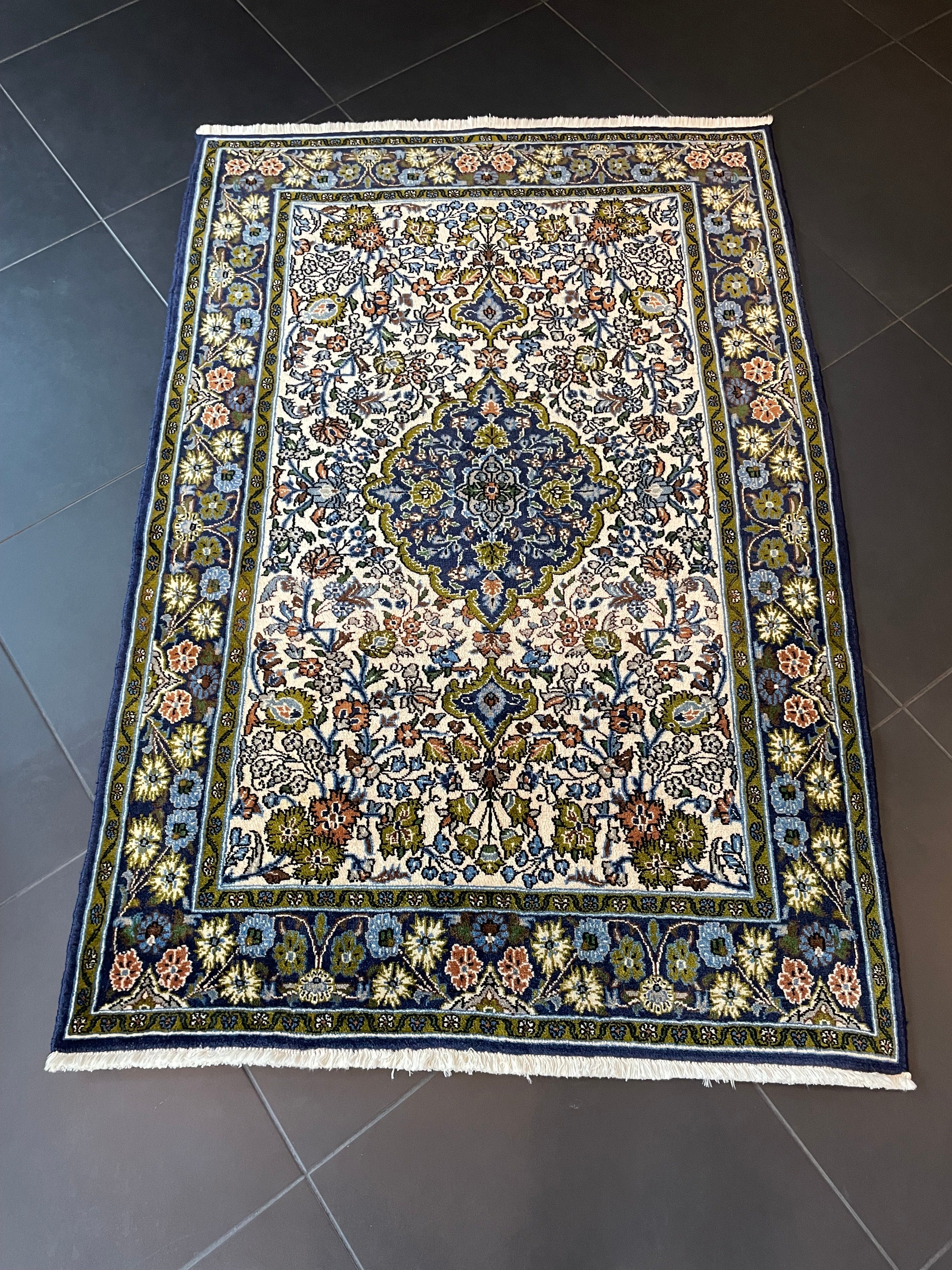 Kashan Rug 162 × 108 cm