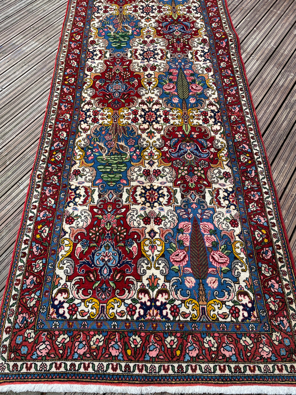 Bakhtiari Rug 409 × 107 cm
