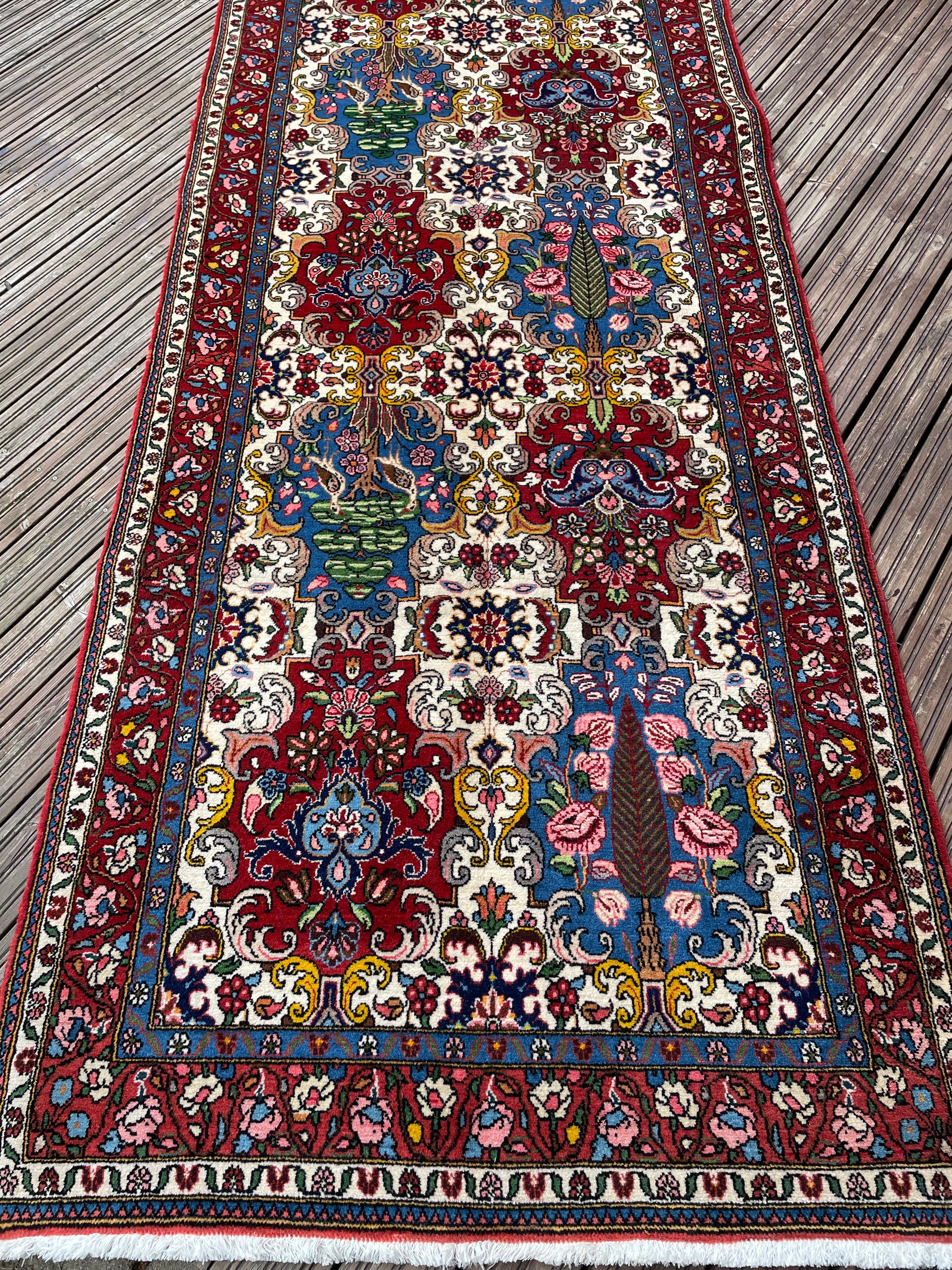 Bakhtiari Rug 409 × 107 cm