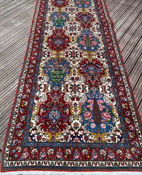 Bakhtiari Rug 409 × 107 cm