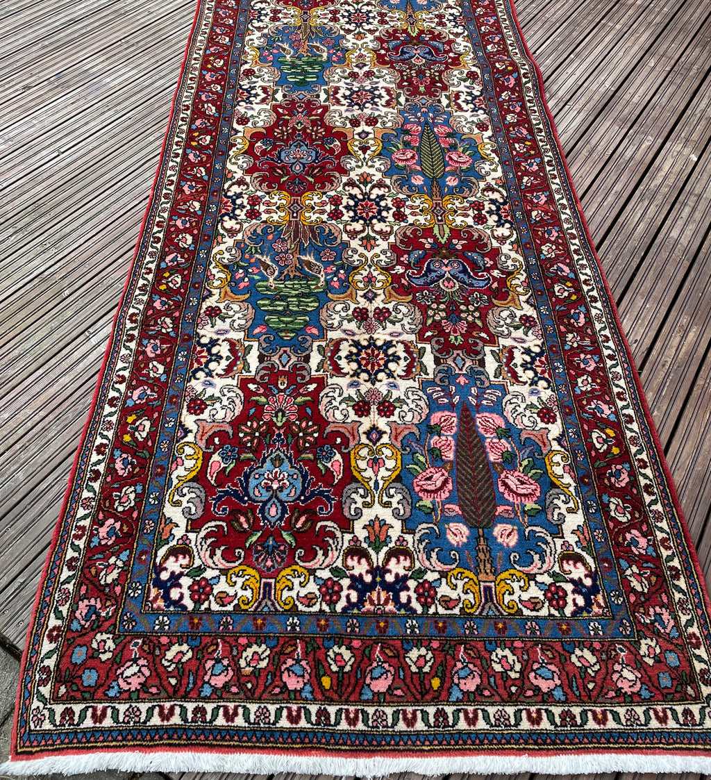 Bakhtiari Rug 409 × 107 cm