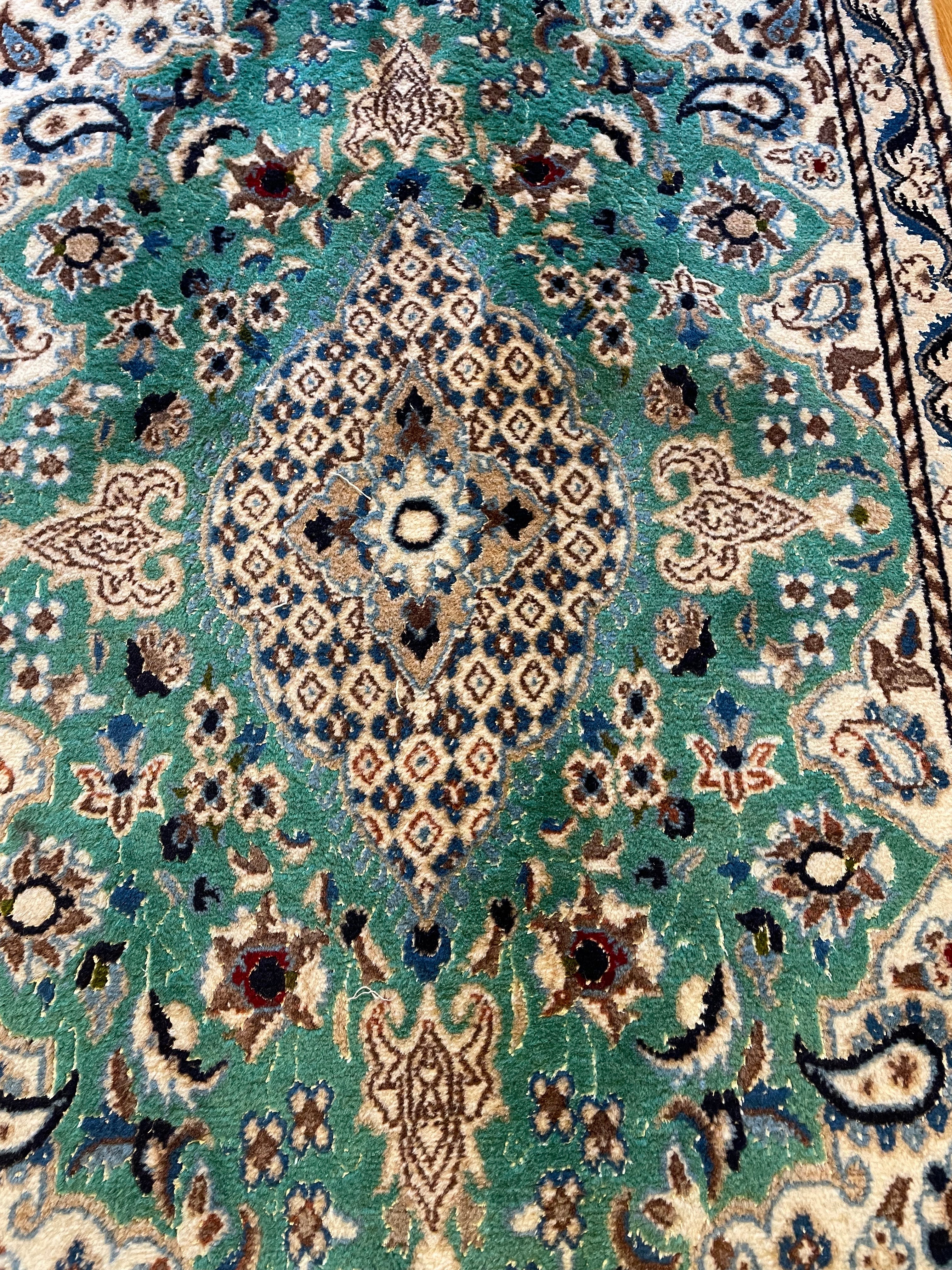 Nain Rug 377 × 84 cm