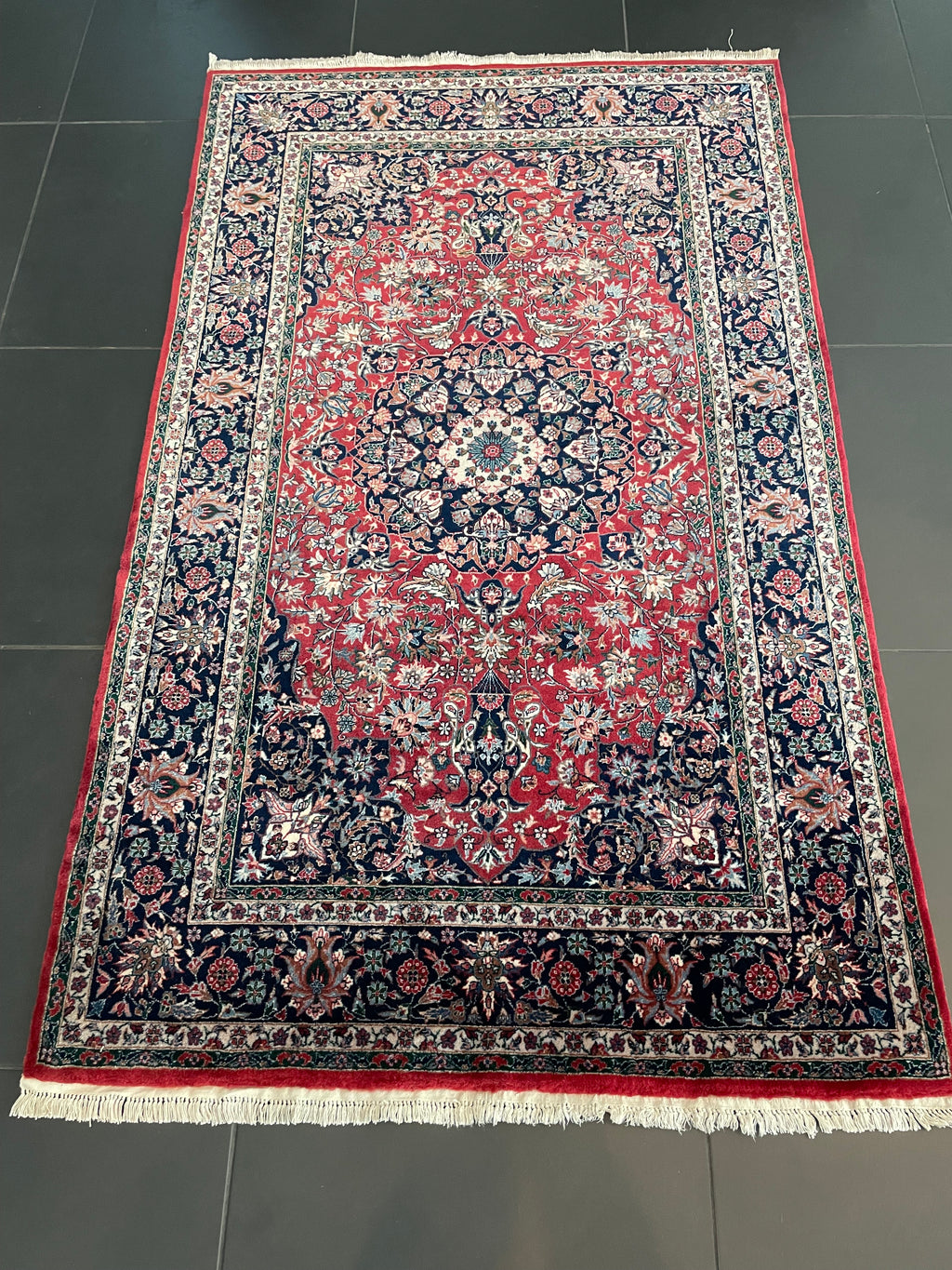 Isfahan rug 165x101cm
