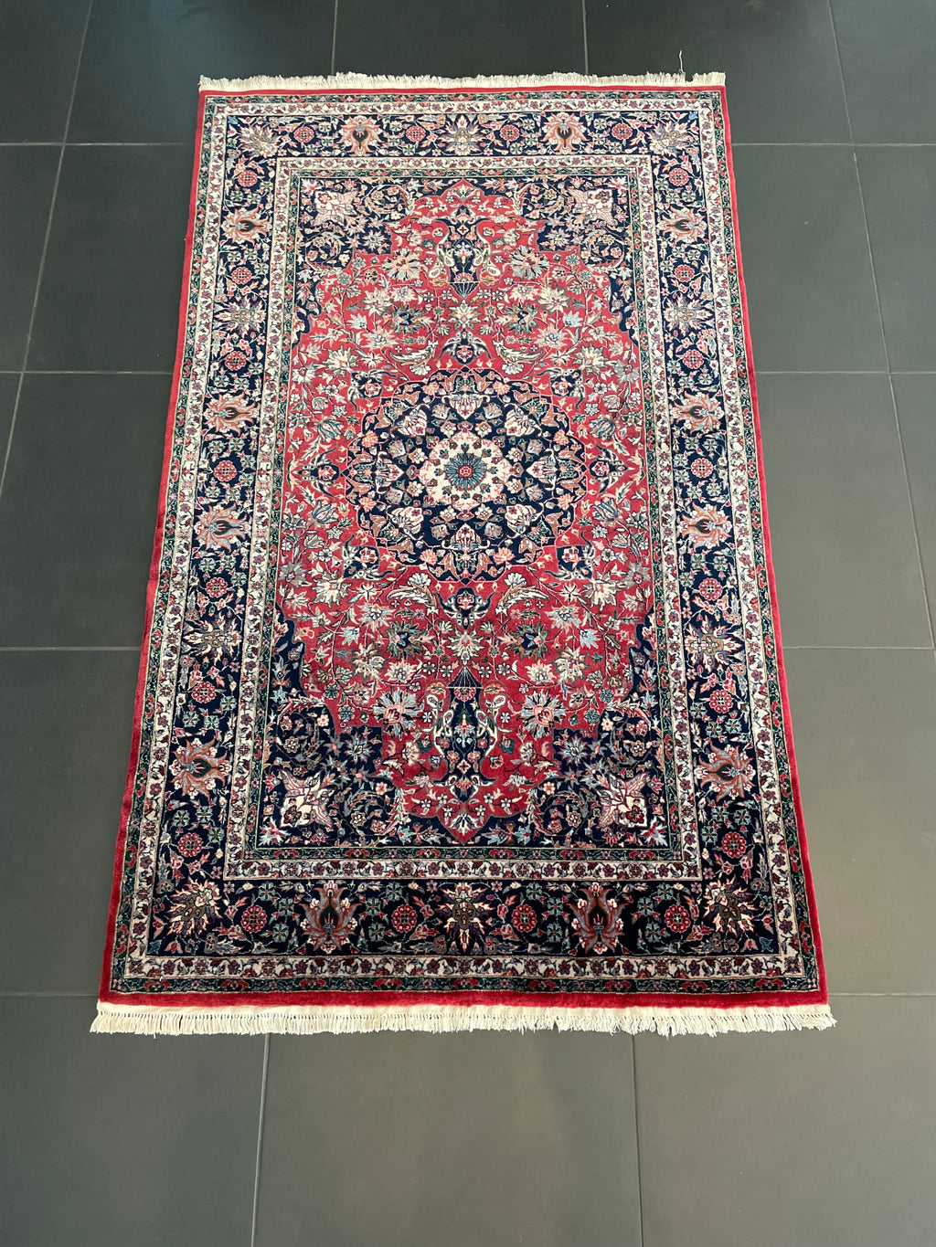 Isfahan rug 165x101cm