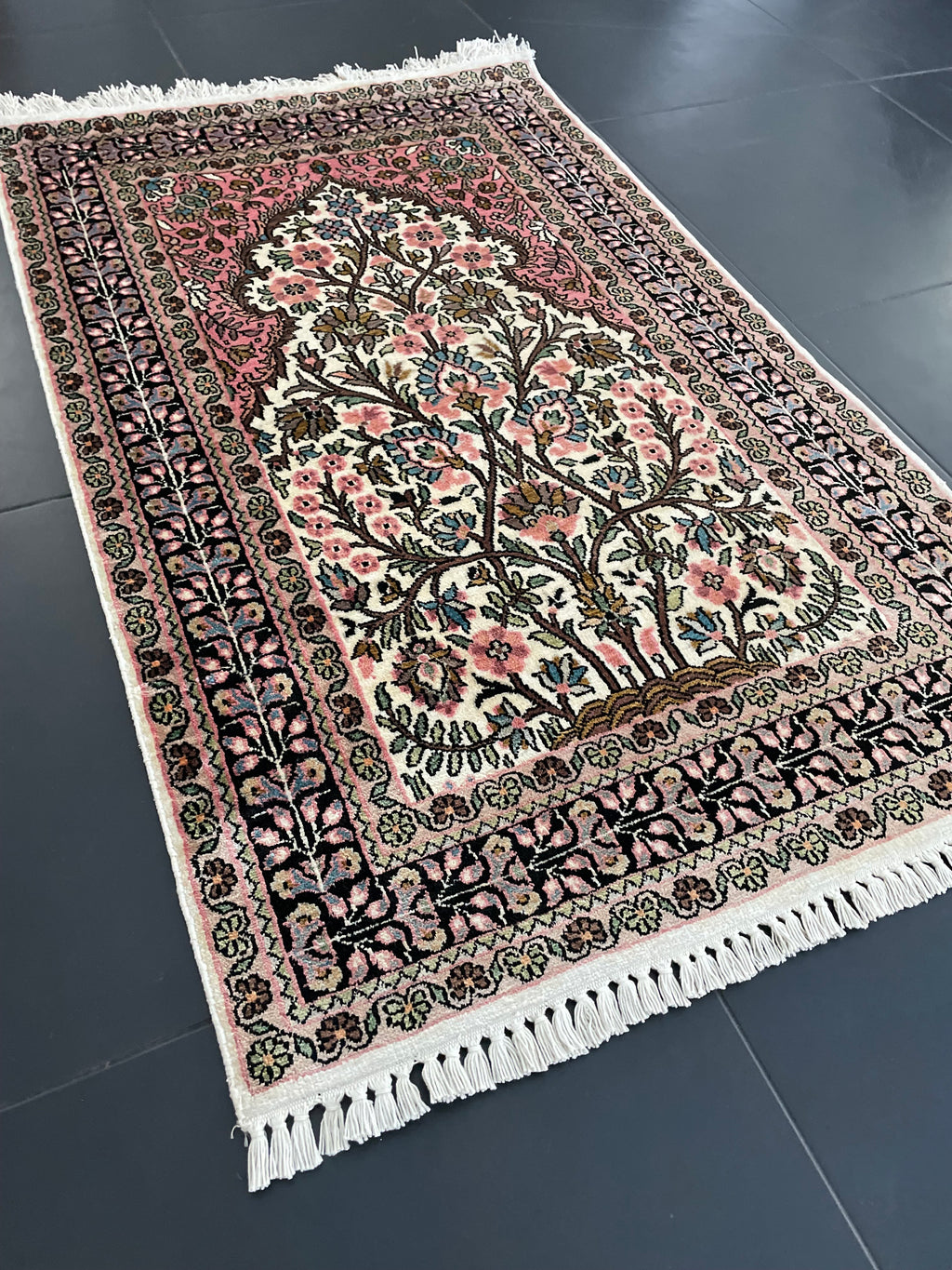 Kashmir silk rug 127x80cm