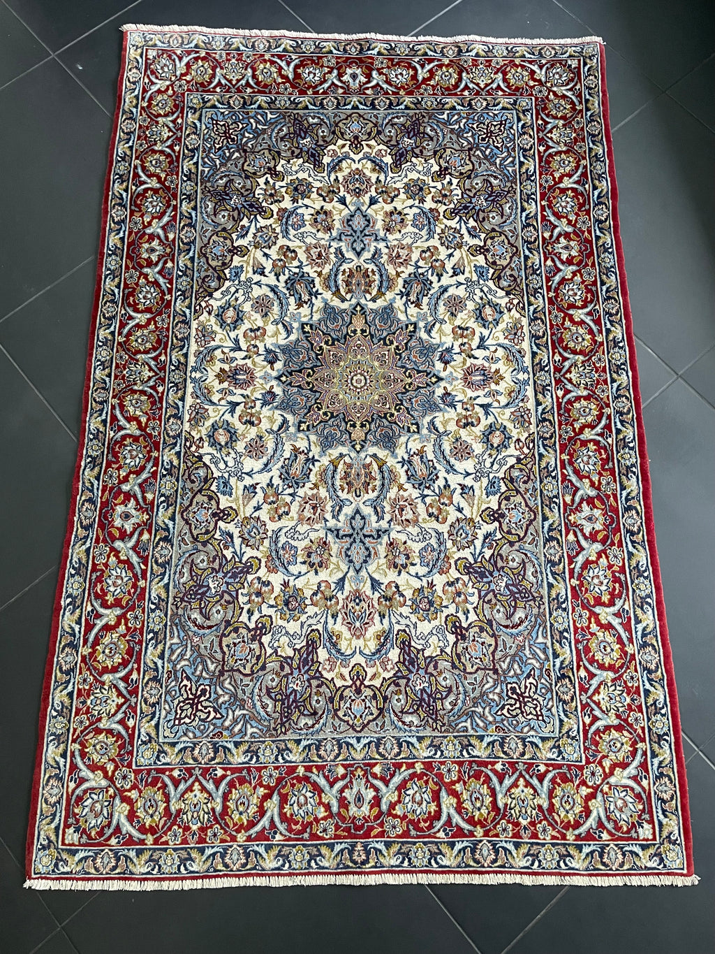 Isfahan rug 176 × 113 cm