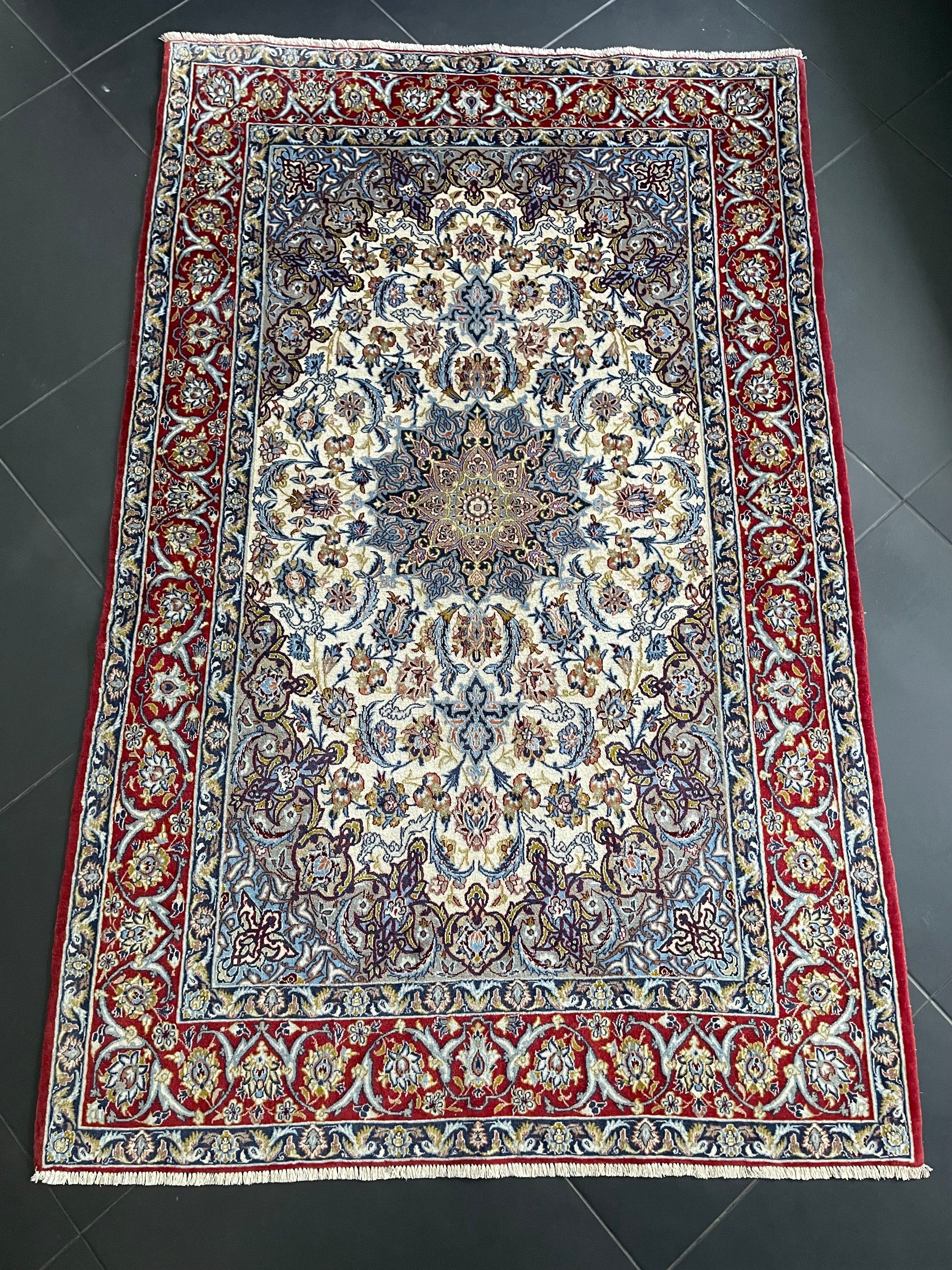 Isfahan rug 176 × 113 cm