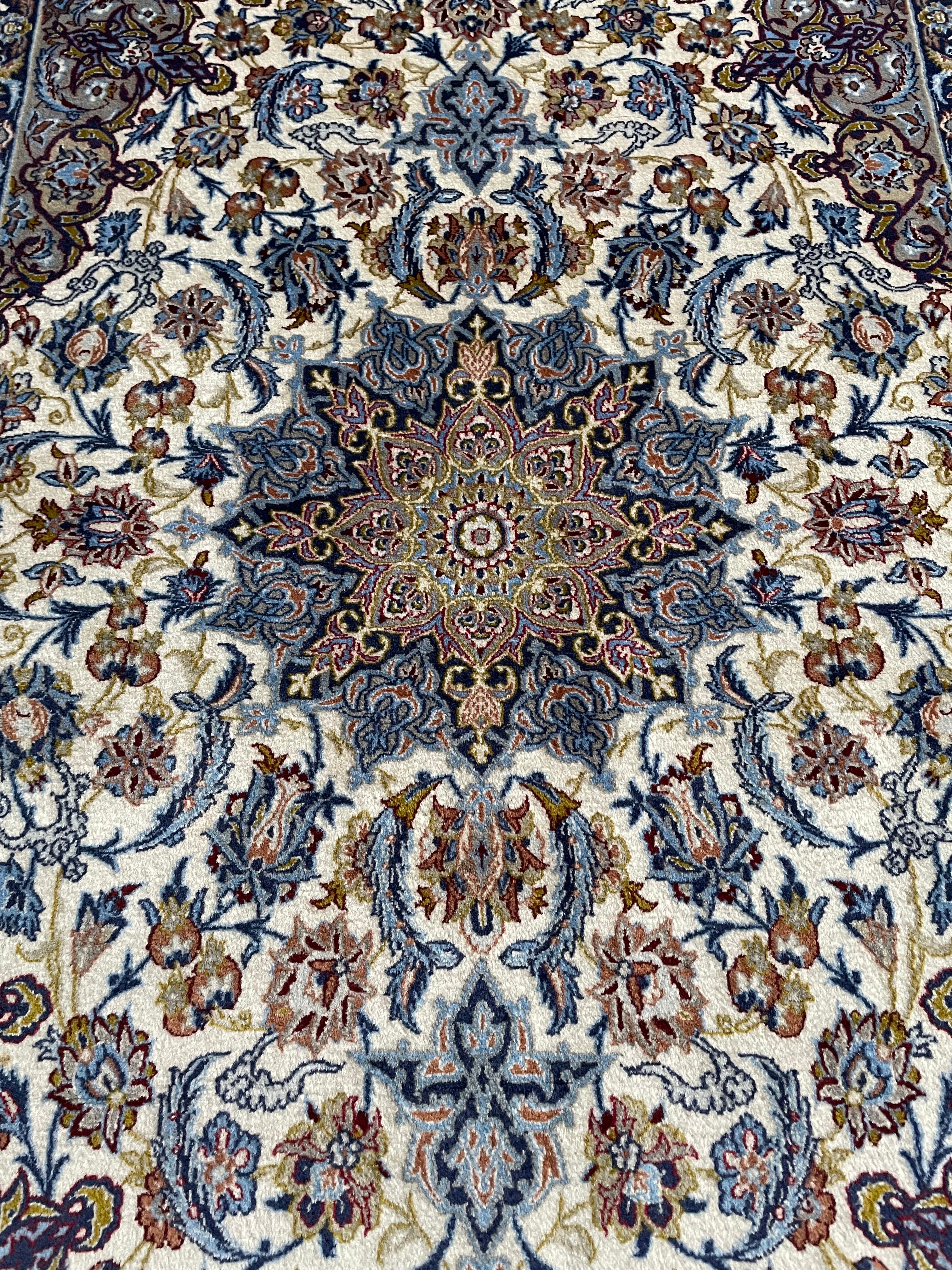 Isfahan rug 176 × 113 cm