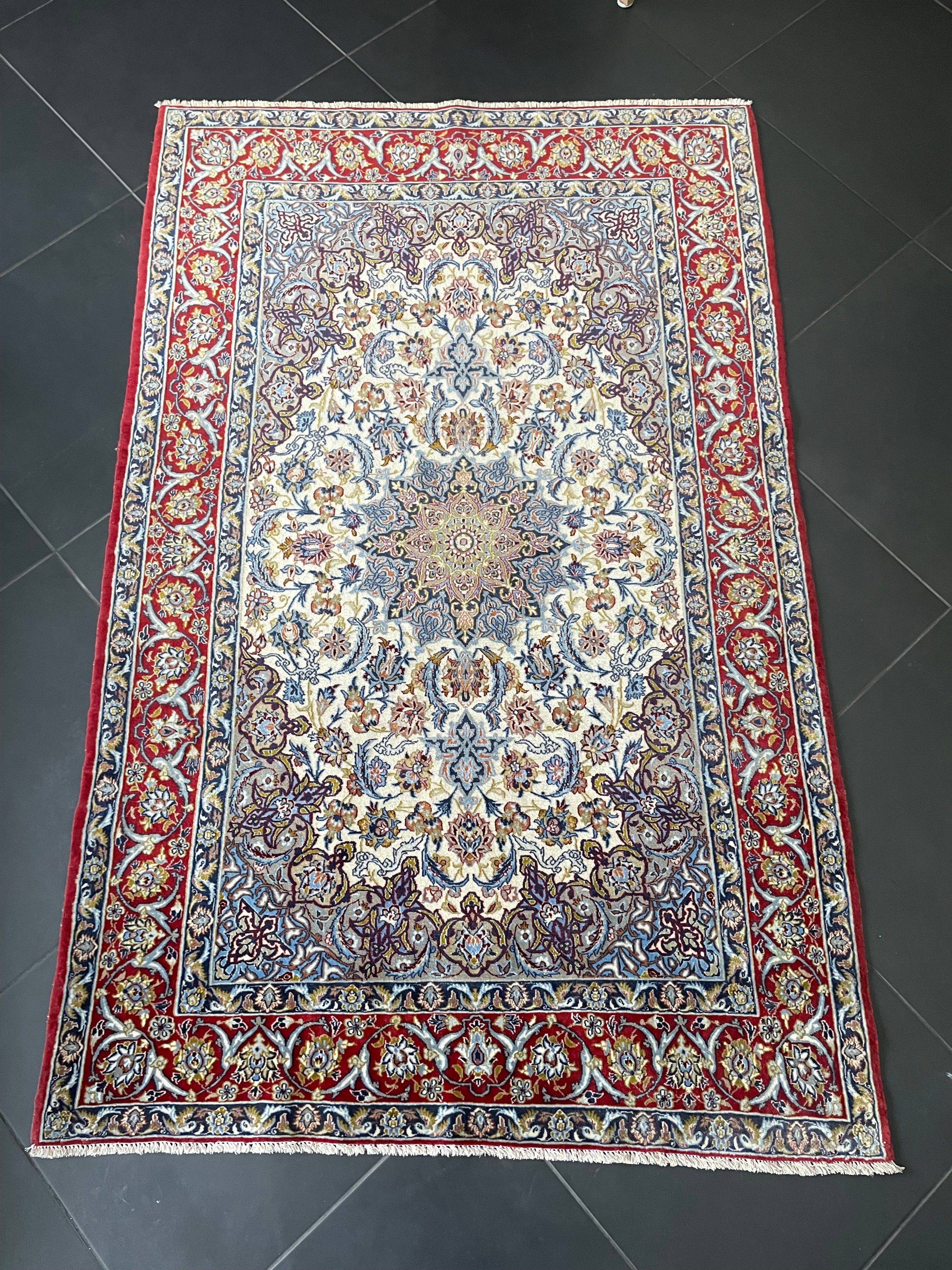 Isfahan rug 176 × 113 cm
