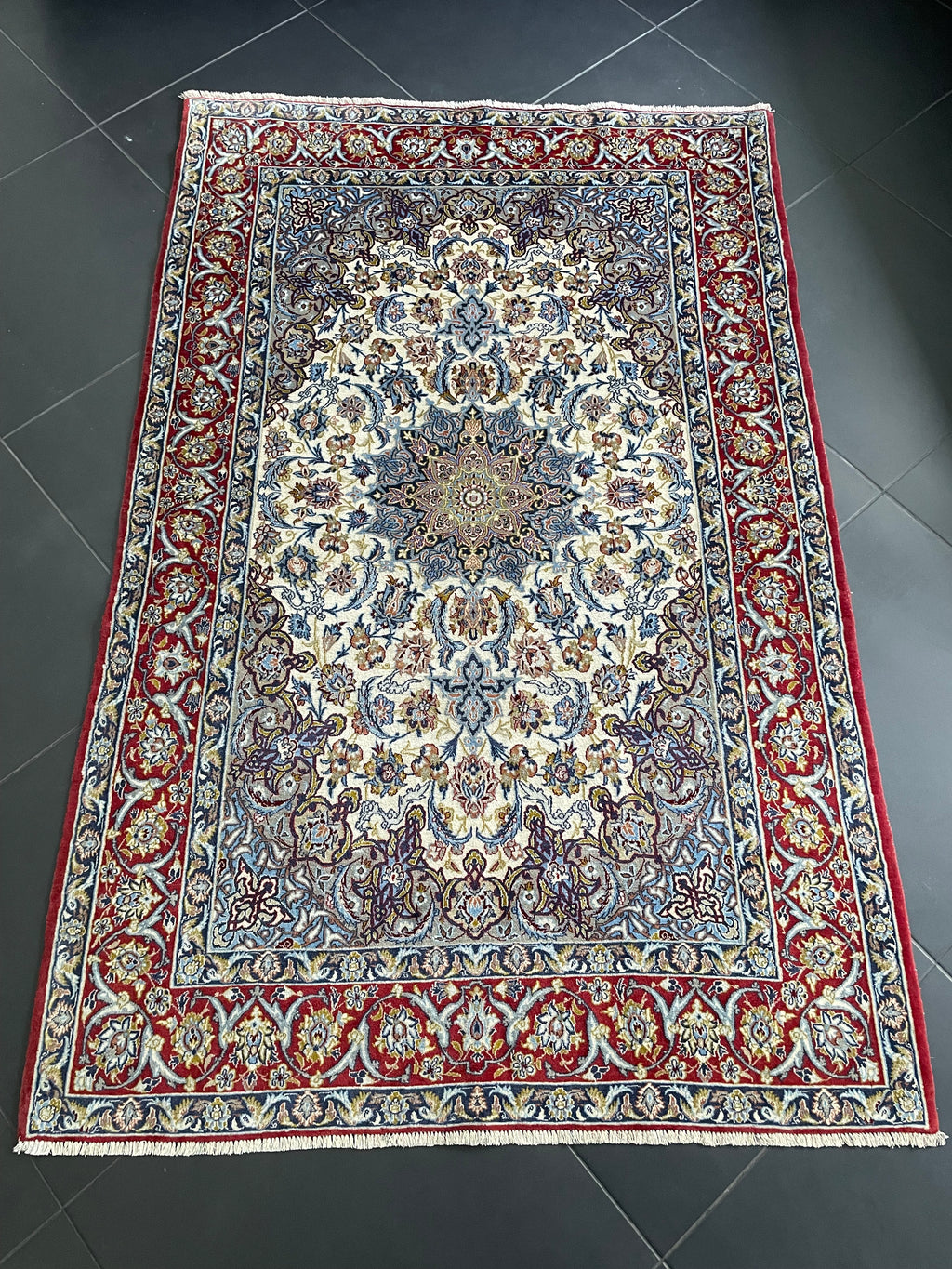 Isfahan rug 176 × 113 cm