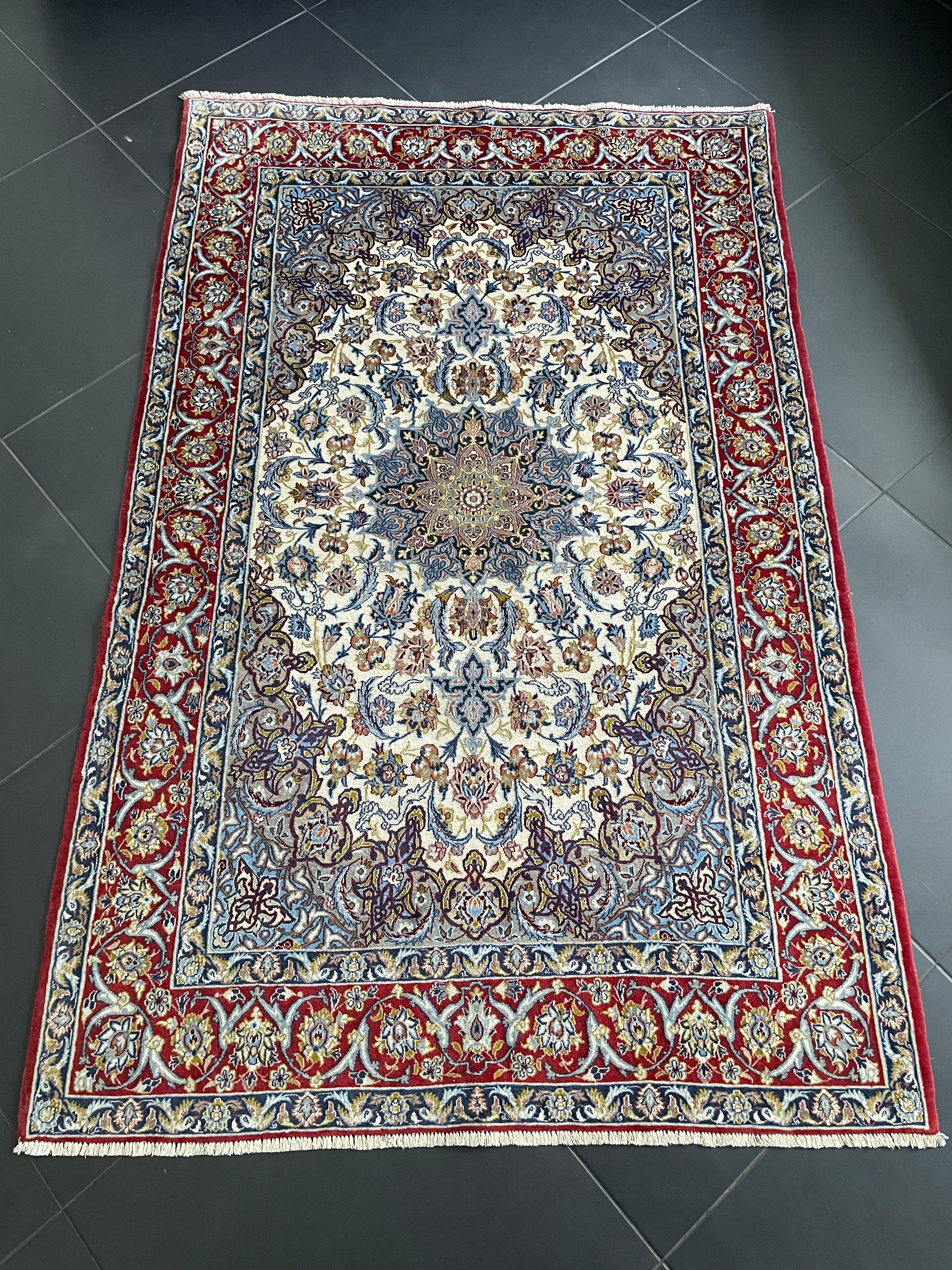 Isfahan rug 176 × 113 cm