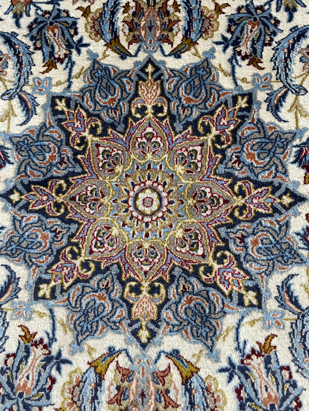 Isfahan rug 176 × 113 cm